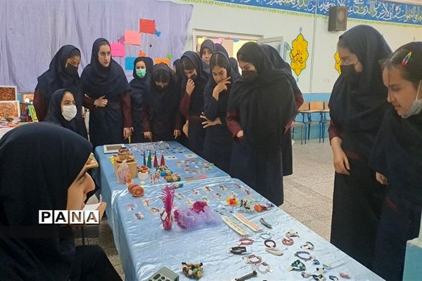 برگزاری نمایشگاه کار و فناوری  دبیرستان سیزده آبان ناحیه یک کرج
