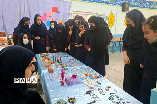 برگزاری نمایشگاه کار و فناوری  دبیرستان سیزده آبان ناحیه یک کرج