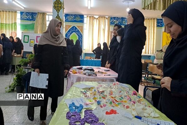 برگزاری نمایشگاه کار و فناوری  دبیرستان سیزده آبان ناحیه یک کرج