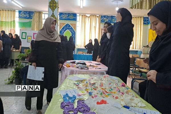 برگزاری نمایشگاه کار و فناوری  دبیرستان سیزده آبان ناحیه یک کرج