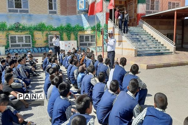 آموزش قوانین راهنمایی و رانندگی در دبستان الجواد