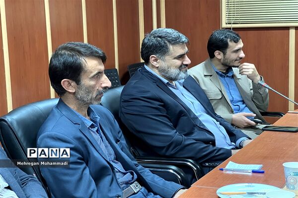 نشست صمیمانه عوامل ستادی و اجرایی جشن سالروز تاسیس سازمان دانش‌آموزی