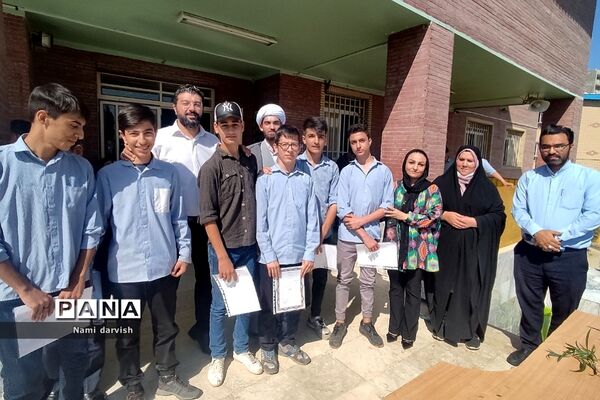 تقدیر از دانش‌آموزان و دبیران در دبیرستان امام علی(ع)۲_رودهن