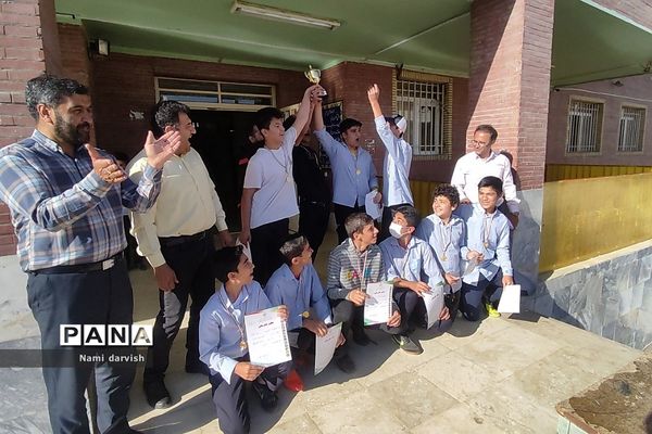 تقدیر از دانش‌آموزان و دبیران در دبیرستان امام علی(ع)۲_رودهن