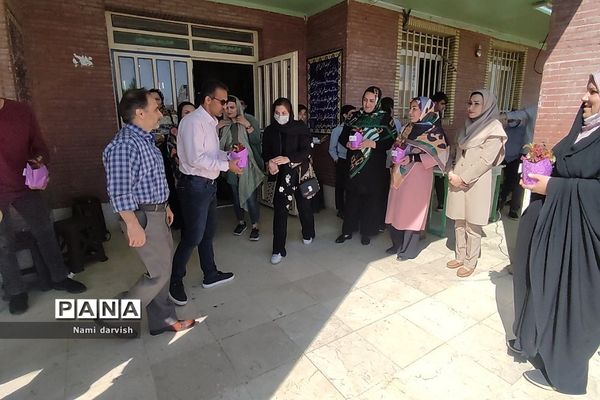 تقدیر از دانش‌آموزان و دبیران در دبیرستان امام علی(ع)۲_رودهن