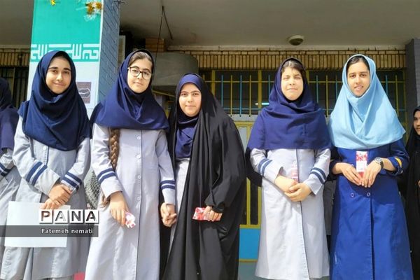 گرامیداشت هفته کرامت و تقدیر از دانش‌‌آموزان فعال نماز و مسابقات قرآنی مدرسه شایستگان ملارد