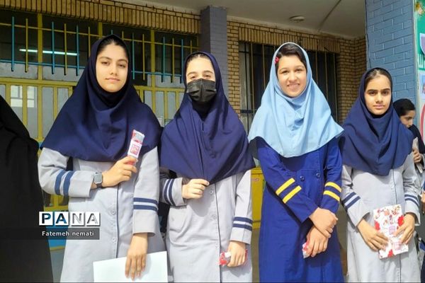 گرامیداشت هفته کرامت و تقدیر از دانش‌‌آموزان فعال نماز و مسابقات قرآنی مدرسه شایستگان ملارد