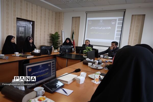 نشست هم‌اندیشی نخبگان دانش‌آموزی آموزش و پرورش ناحیه۶ به مناسبت روز دختر