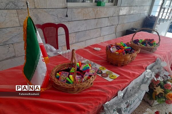 اهدای جوایز به دانش‌‌آموزان به‌مناسبت روز دختر در شهرستان خلیل‌آباد