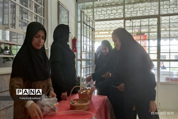 اهدای جوایز به دانش‌‌آموزان به‌مناسبت روز دختر در شهرستان خلیل‌آباد