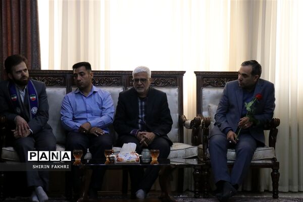 تکریم خانواده شهدای دفاع مقدس