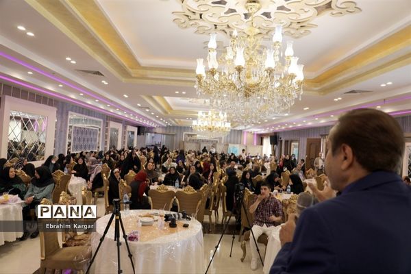 آیین تجلیل از معلمان نمونه استانی، منطقه‌ای و پژوهنده منطقه ۵