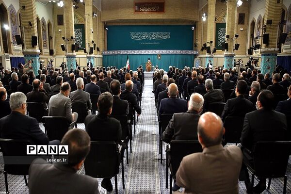 دیدار مسئولان وزارت خارجه و سفرا با رهبر انقلاب