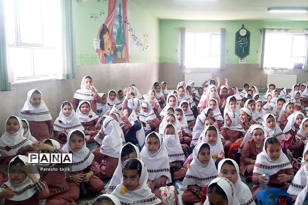 برپایی جشن الفبا برای شکوفه‌های کلاس اولی در مدرسه پروین اعتصامی  ناحیه 2 بهارستان