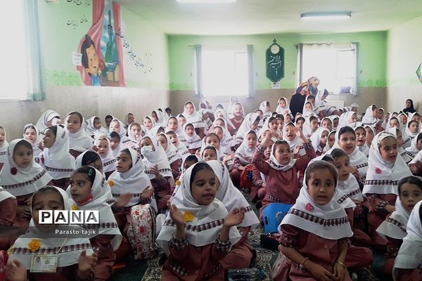 برپایی جشن الفبا برای شکوفه‌های کلاس اولی در مدرسه پروین اعتصامی  ناحیه 2 بهارستان