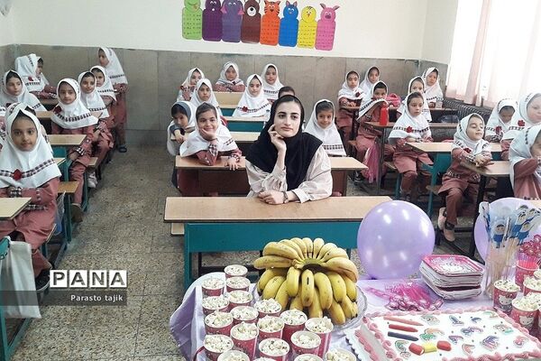 برپایی جشن الفبا برای شکوفه‌های کلاس اولی در مدرسه پروین اعتصامی  ناحیه 2 بهارستان