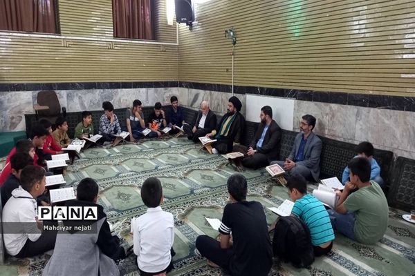 جلسات هفتگی معرفتی و اخلاقی امام جمعه رودهن با نوجوانان و جوانان