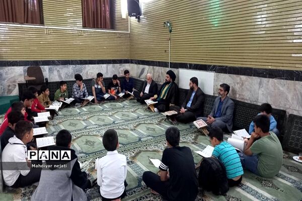 جلسات هفتگی معرفتی و اخلاقی امام جمعه رودهن با نوجوانان و جوانان