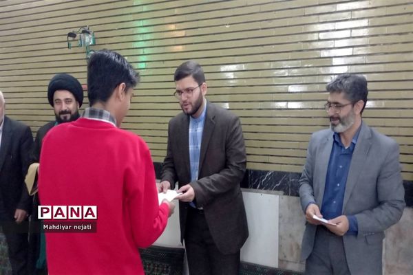 جلسات هفتگی معرفتی و اخلاقی امام جمعه رودهن با نوجوانان و جوانان
