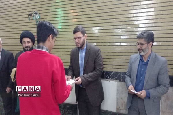 جلسات هفتگی معرفتی و اخلاقی امام جمعه رودهن با نوجوانان و جوانان