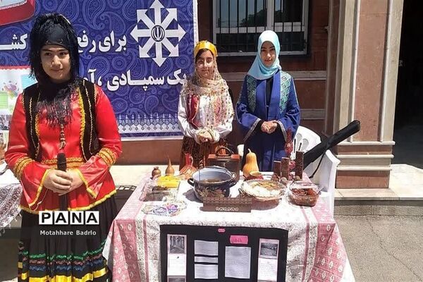 کارسوق ایران زیبا در دبیرستان فرزانگان اسلامشهر