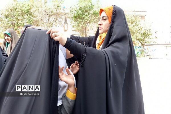 تقدیر از دختران باحجاب فاطمی مدرسه شاهد ریحانه‌النبی شهرستان قرچک‌