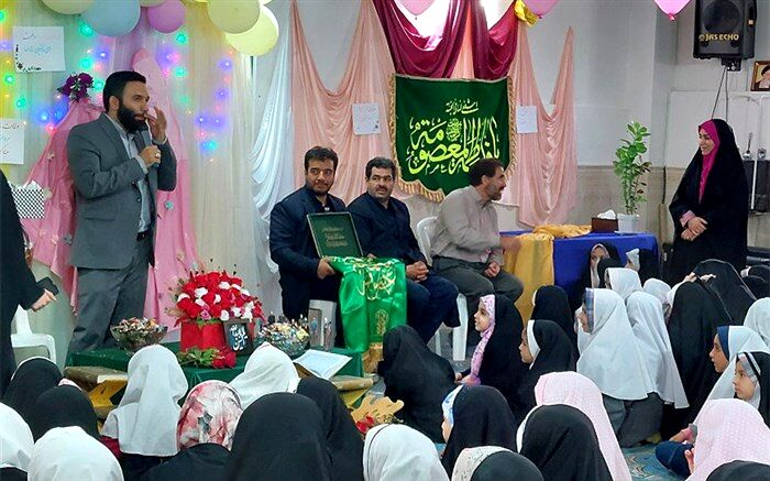 گلباران قدوم خادمان حرم حضرت معصومه در دبستان دخترانه شهرستان قدس