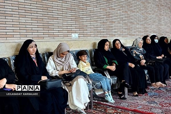 تجلیل از دختران شهدای مدافع حرم فشافویه در روز دختر