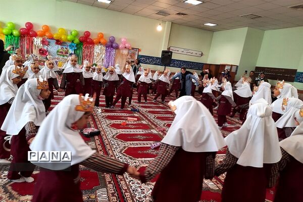 جشن الفبا برای دختران کلاس اولی در دبستان ۲۲ بهمن شهرستان قدس