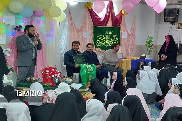 جشن الفبا برای دختران کلاس اولی در دبستان ۲۲ بهمن شهرستان قدس