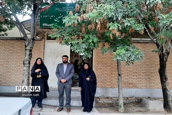 اهدای گل به دانش‌آموزان دختر به‌مناسبت تولد حضرت معصومه(س) ‌
