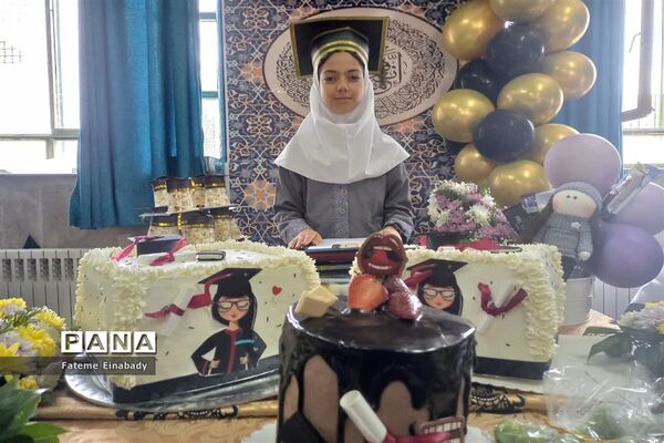 جشن فارغ‌التحصیلی و روز دختر در مدرسه حاجیه نوری ملارد