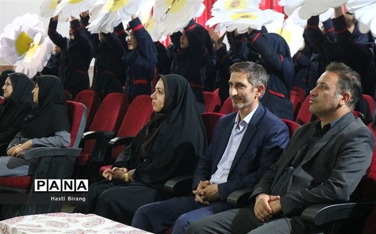 آینده یک کشور، به دستان دختران و بانوان رقم می‌خورد