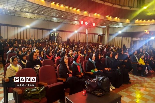 مراسم تجلیل از دانش‌آموزان دختر به‌مناسبت روز دختر