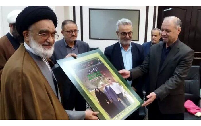 مدال المپیاد شهید هواپیمای اوکراینی  به حرم حضرت معصومه(س) اهدا شد