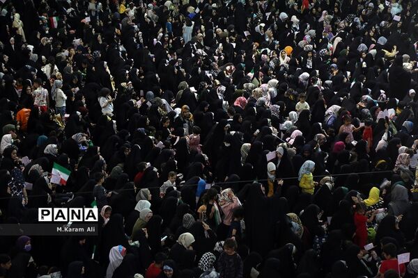 همایش بزرگ دختران قم در حرم بهترین دختر دنیا