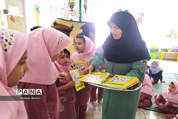 گرامیداشت آغاز دهه کرامت در دبستان هدف