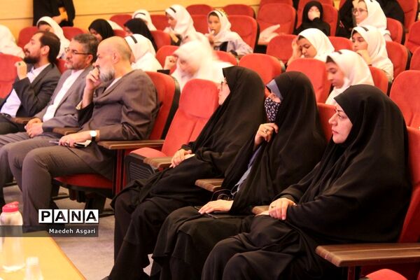 تقدیر از دانش‌آموزان برگزیده پویش «معلم و یار مهربان» در قم