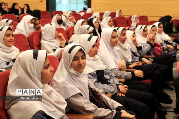 تقدیر از دانش‌آموزان برگزیده پویش «معلم و یار مهربان» در قم