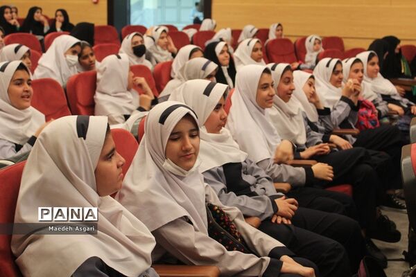 تقدیر از دانش‌آموزان برگزیده پویش «معلم و یار مهربان» در قم