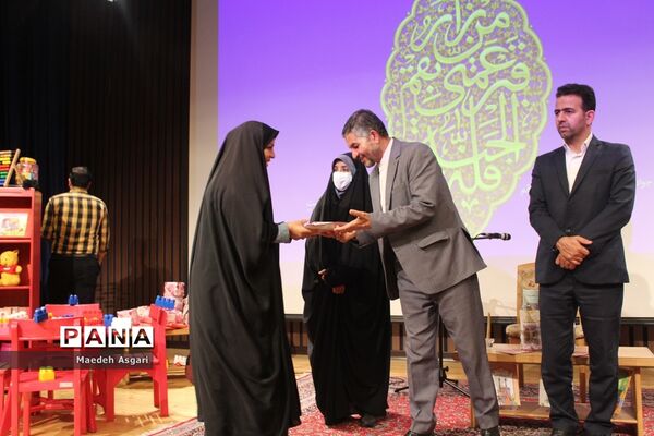 تقدیر از دانش‌آموزان برگزیده پویش «معلم و یار مهربان» در قم