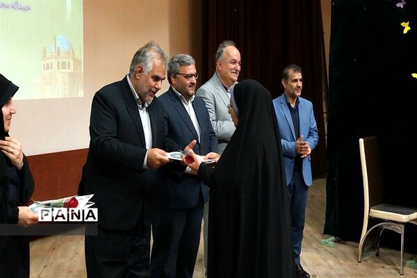 مراسم تقدیر از منتخبین مرحله استانی نهمین جشنواره الگوهای برتر تدریس درس تفکر و سبک زندگی