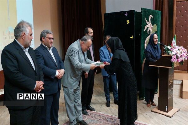 مراسم تقدیر از منتخبین مرحله استانی نهمین جشنواره الگوهای برتر تدریس درس تفکر و سبک زندگی