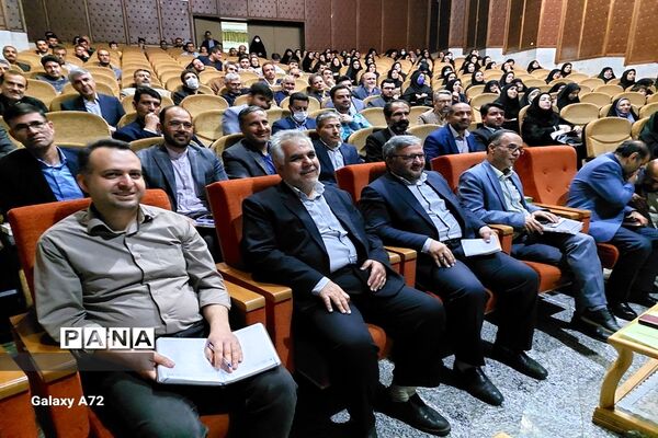 مراسم تقدیر از منتخبین مرحله استانی نهمین جشنواره الگوهای برتر تدریس درس تفکر و سبک زندگی