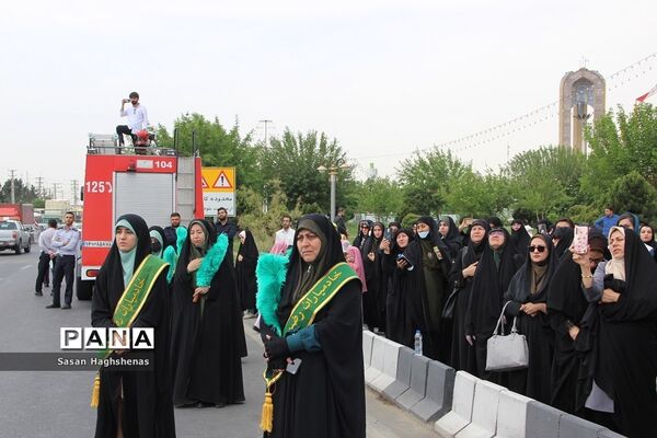به اهتزاز درآمدن پرچم بارگاه منور امام رضا(ع) در شهرستان اسلامشهر