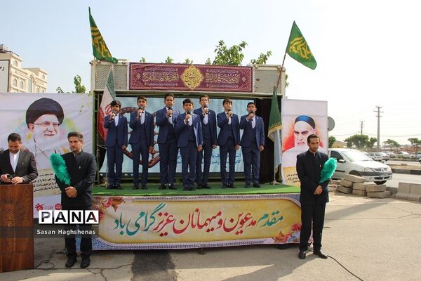 به اهتزاز درآمدن پرچم بارگاه منور امام رضا(ع) در شهرستان اسلامشهر