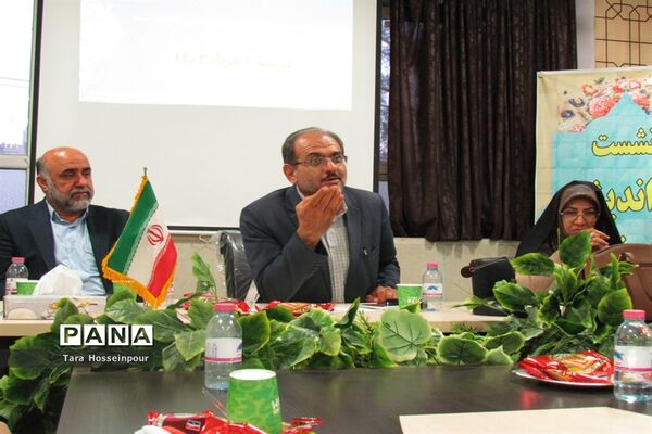 نشست صمیمی معلمان جوان ناحیه 3 با مدیر آموزش و پرورش‌