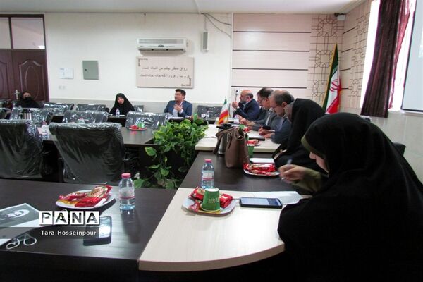 نشست صمیمی معلمان جوان ناحیه 3 با مدیر آموزش و پرورش‌