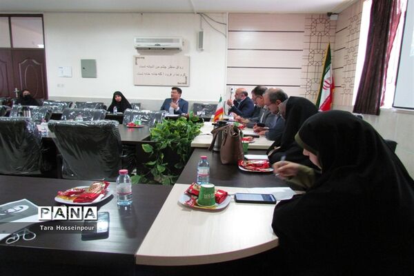 نشست صمیمی معلمان جوان ناحیه 3 با مدیر آموزش و پرورش‌
