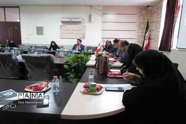 نشست صمیمی معلمان جوان ناحیه 3 با مدیر آموزش و پرورش‌